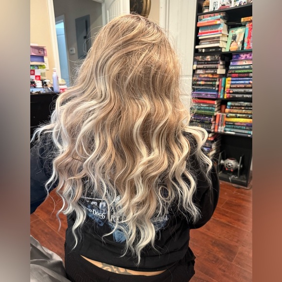 Ombre Long, curly, & wavy highlights platinum blonde synthetic Wig 26IN bnwt - Picture 2 of 6